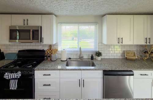 Northeast Columbus House | Renovated 4BR, Minutes to Airport, Spacious & Cozy