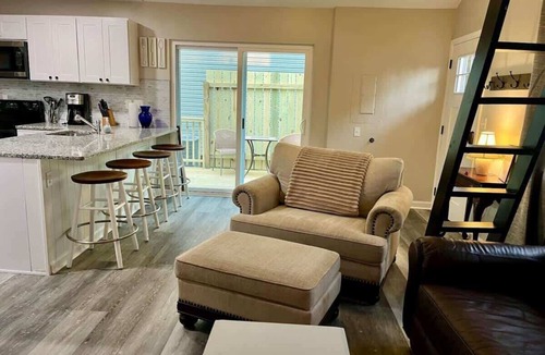 Edgewater House | Renovated Bungalow | Walk to Beach | Dog-Friendly