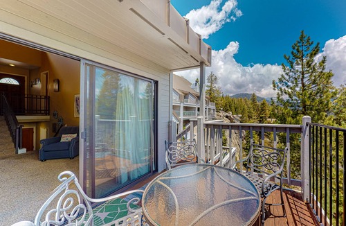 Lakeshore Condo | Renovated lakeview condo w/ great location near swimming & skiing