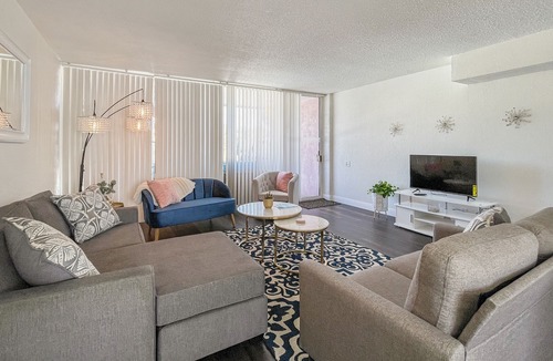 Arts District Apartment | Renovated! Modern! 2BR 2BA King Bed Walk to DT