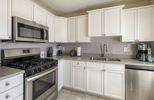 Arts District Apartment | Renovated! Modern! 2BR 2BA King Bed Walk to DT