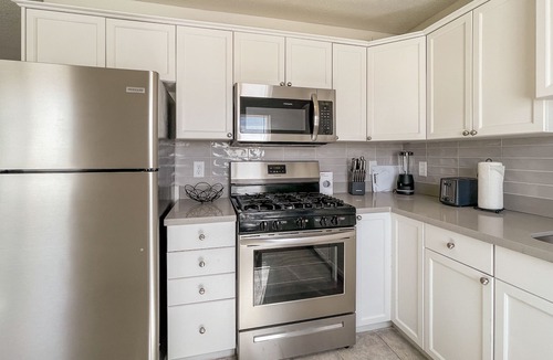 Arts District Apartment | Renovated! Modern! 2BR 2BA King Bed Walk to DT