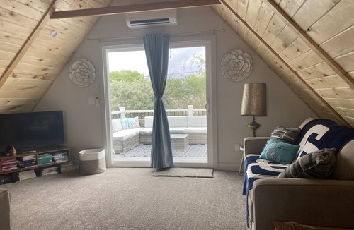 Delta House | ReTreat yourself with this sunny A-frame experience