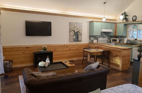 Frenchburg Cabin | Retro studio cabin in lovely Frenchburg with Hot Tub, WiFi and fire pit