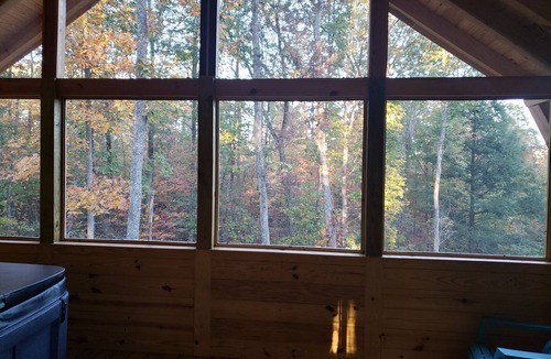 Frenchburg Cabin | Retro studio cabin in lovely Frenchburg with Hot Tub, WiFi and fire pit