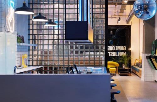 Omonia Hostel | Retroverse Eccentric Stay