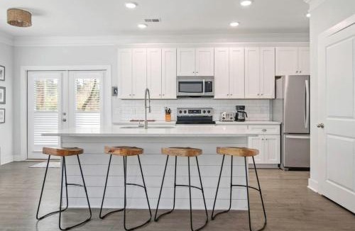 Mount Pleasant House | Ride The Wave, 5 min to Beach, 7 min to Dtwn