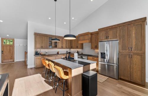 McCall House | Ridge House- new home, sleeps 16, quiet neighborhood-, hot tub, trailer parking, pet friendly