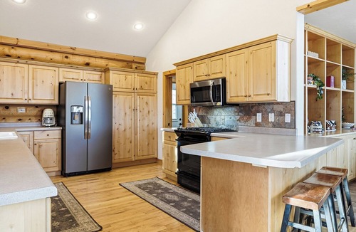 Brian Head Cabin | Ridgeview Retreat, 5-bedroom cabin in Brian Head with jacuzzi, views and stocked
