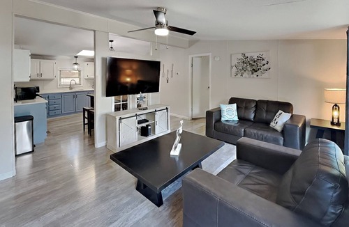 Put-in-Bay House | Right by Pool—Pure Vacation Mode | 8 ppl | IC21