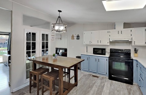 Put-in-Bay House | Right by Pool—Pure Vacation Mode | 8 ppl | IC21