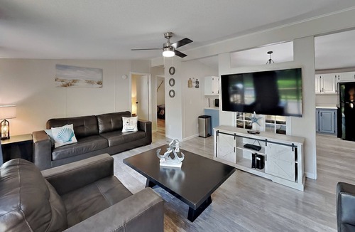 Put-in-Bay House | Right by Pool—Pure Vacation Mode | 8 ppl | IC21