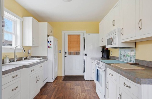 Riverfront House | River Road Cottage · 2BR Near Trails & Downtown