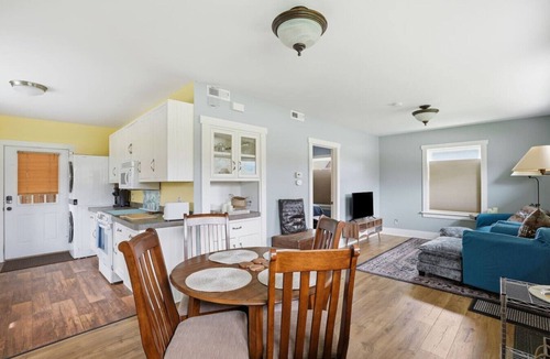 Riverfront House | River Road Cottage · 2BR Near Trails & Downtown