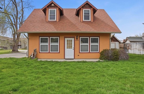Riverfront House | River Road Cottage · 2BR Near Trails & Downtown