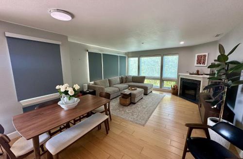Columbia Way Apartment | River Views 3bd 2ba Luxury Condo along Columbia Waterfront Renaissance Trail