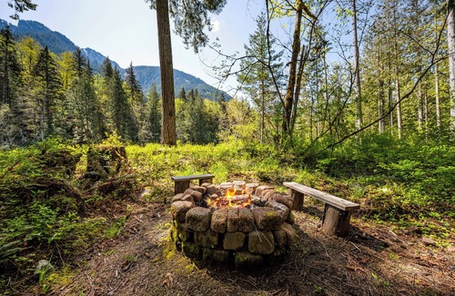 Baring Cabin | Riverfront Cabin, Cov Hot Tub, Pets ok, King Beds, Modern Bathroom - Fox Haven