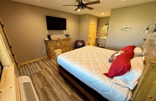 White Bird Bed & Breakfast | Riverfront Lodge in White Bird, ID – 1BR w/Panoramic Views & Breakfast Unit 4