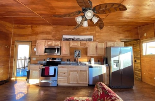 Wapiti House | Riverhouse- Pet Friendly, River Views, on the way to Yellowstone!