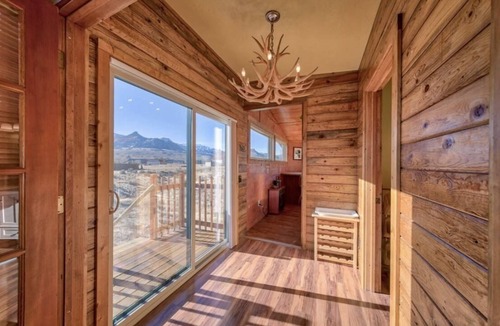 Wapiti House | Riverhouse- Pet Friendly, River Views, on the way to Yellowstone!