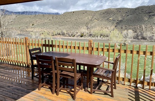 Wapiti House | Riverhouse- Pet Friendly, River Views, on the way to Yellowstone!