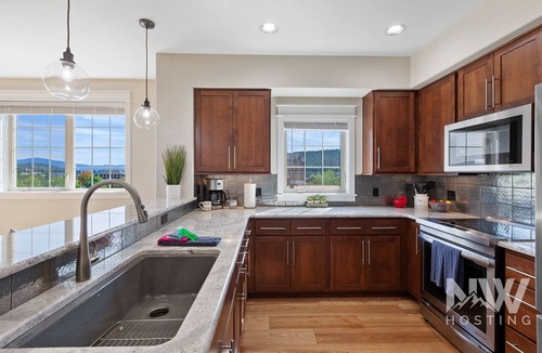 Coeur d'Alene Condo | Riverstone Village—Westin Mattresses, Stylish Kitchen, Corner Unit, Near Shops & Dining!