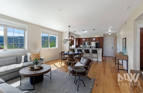 Coeur d'Alene Condo | Riverstone Village—Westin Mattresses, Stylish Kitchen, Corner Unit, Near Shops & Dining!