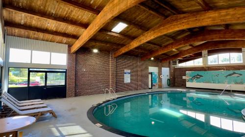 Somerset Hotel | Riverview Inn & Suites