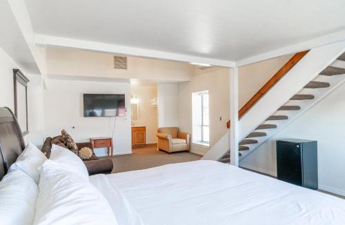 Loa Hotel | Road Creek Inn