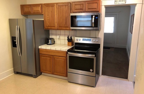 Chowchilla House | Robertson Villa 2BR Cozy Cottage with Full Kitchen