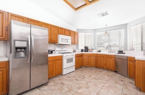 Greenacres House | Rollingbay · Luxury 4BR Getaway Jacuzzi Tub, Pool Table & 70”TV