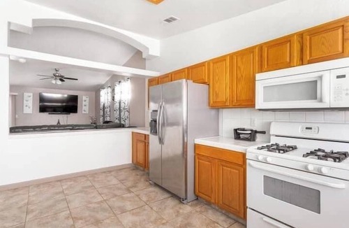 Greenacres House | Rollingbay · Luxury 4BR Getaway Jacuzzi Tub, Pool Table & 70”TV