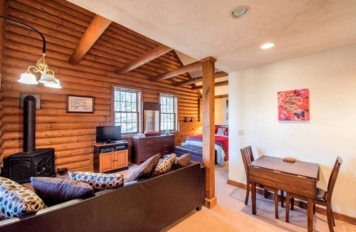 Fredericktown Cabin | Romantic Cabin in Magical Surroundings near Mount Vernon, Ohio