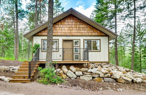 Polson Apartment | Romantic Forest Cabin by Flathead Lake