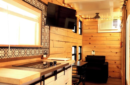 Tehama County House | Romantic Hidden Tiny Home, 1 mile from the Sacramento river