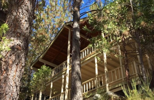 Bass Lake Ski Chalet | Romantic King Bedroom Suite, mini kitchenette, Lake & Mtn Views! 1 No Shed Pet.