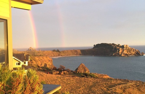 Gualala House | Romantic Oceanfront Home with Dramatic 180-degree Sea View, Hot Tub and Privacy