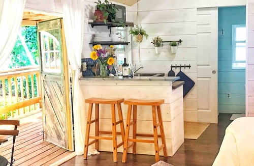 West Hazel Dell Cottage | Romantic, Pet friendly Hideaway minutes from downtown VAN, PDX & Portland