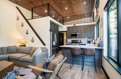 Philipsburg Cabin | Romantic, Private Cabin with hot tub for couples. 7 minutes to Philipsburg