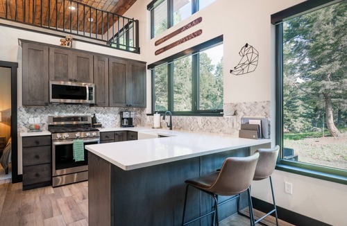 Philipsburg Cabin | Romantic, Private Cabin with hot tub for couples. 7 minutes to Philipsburg