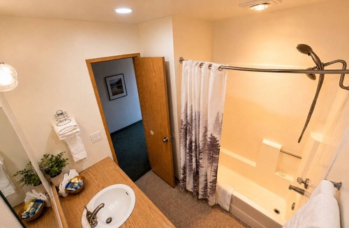 Mammoth Creek Hotel | Room With Scenic Mountain Side Views