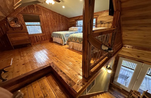 Leitchfield Cabin | Rough River Lake Vacation Rentals Fernwood Cabin, hot tub
