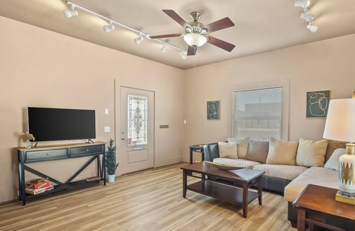 Kingman House | ROUTE 66 Cozy 2-bedroom Bungalow IN HISTORIC DOWNTOWN KINGMAN with AC