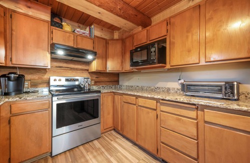 Lyle House | Rowland Log Cabin - Rustic Getaway in Eastern End of The Columbia River Gorge!