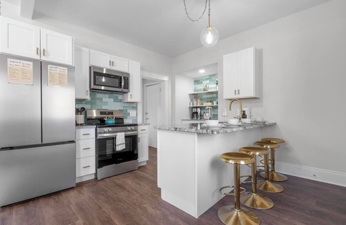 Westside Norwich Apartment | Royal Flush-6 King Beds-2 Mi. To Mohegan