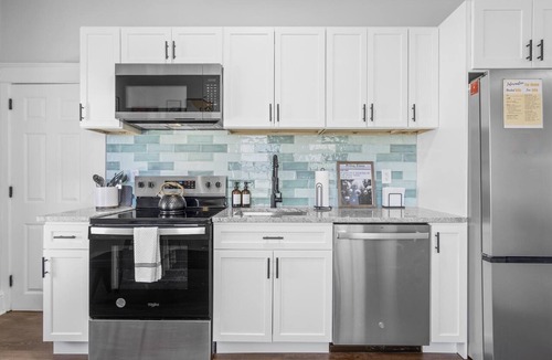 Westside Norwich Apartment | Royal Flush-6 King Beds-2 Mi. To Mohegan