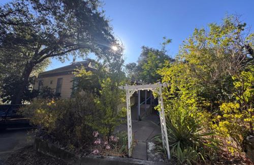 Geyserville House | Royal Nesu Retreat House