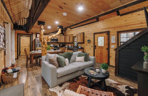 Campton Cabin | RRG Cabin l Covered Hot Tub, Fire Pit, Game Loft, Pets, Family l Sleeps 8