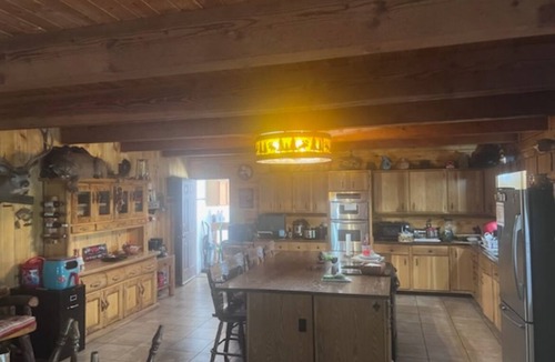 Rutheron Cabin | Rustic 7-BDRM and 3-bath lodge in a gated community in Los Ojos with WiFi access