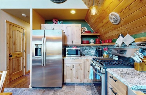 Lakeside Cabin | Rustic charm w/modern amenities, an expansive back patio, mountain views